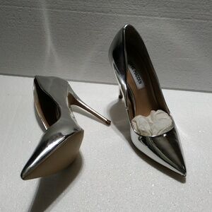 Steve Madden Daisie Silver Patent Pumps Size 6